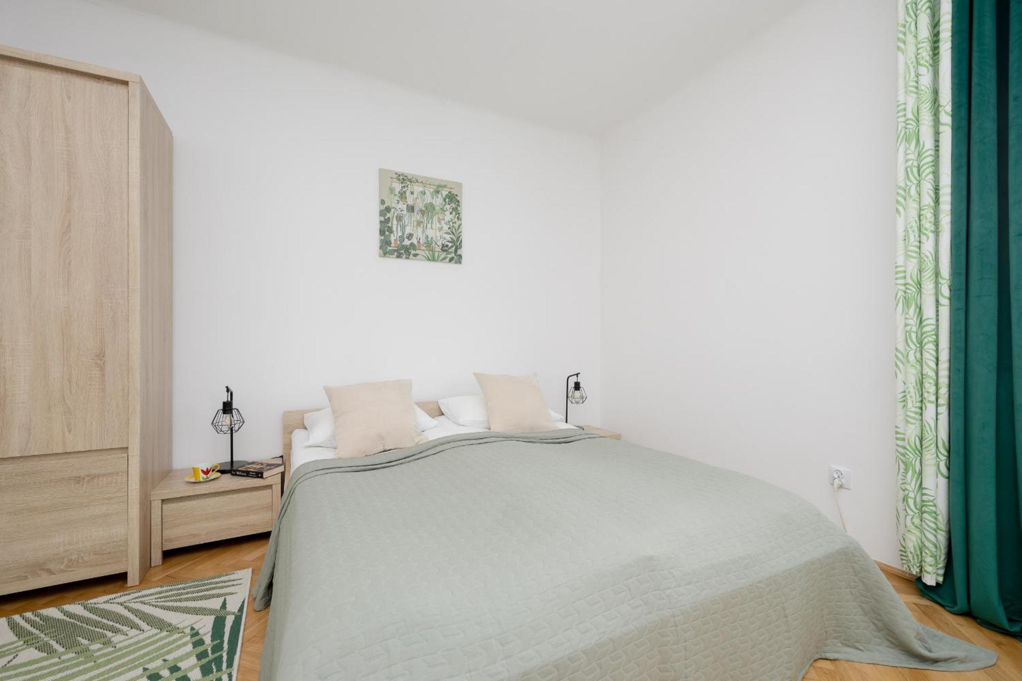 Spacious Apartment For 6 People Near The Old Town By Noclegi Renters Varsó Kültér fotó