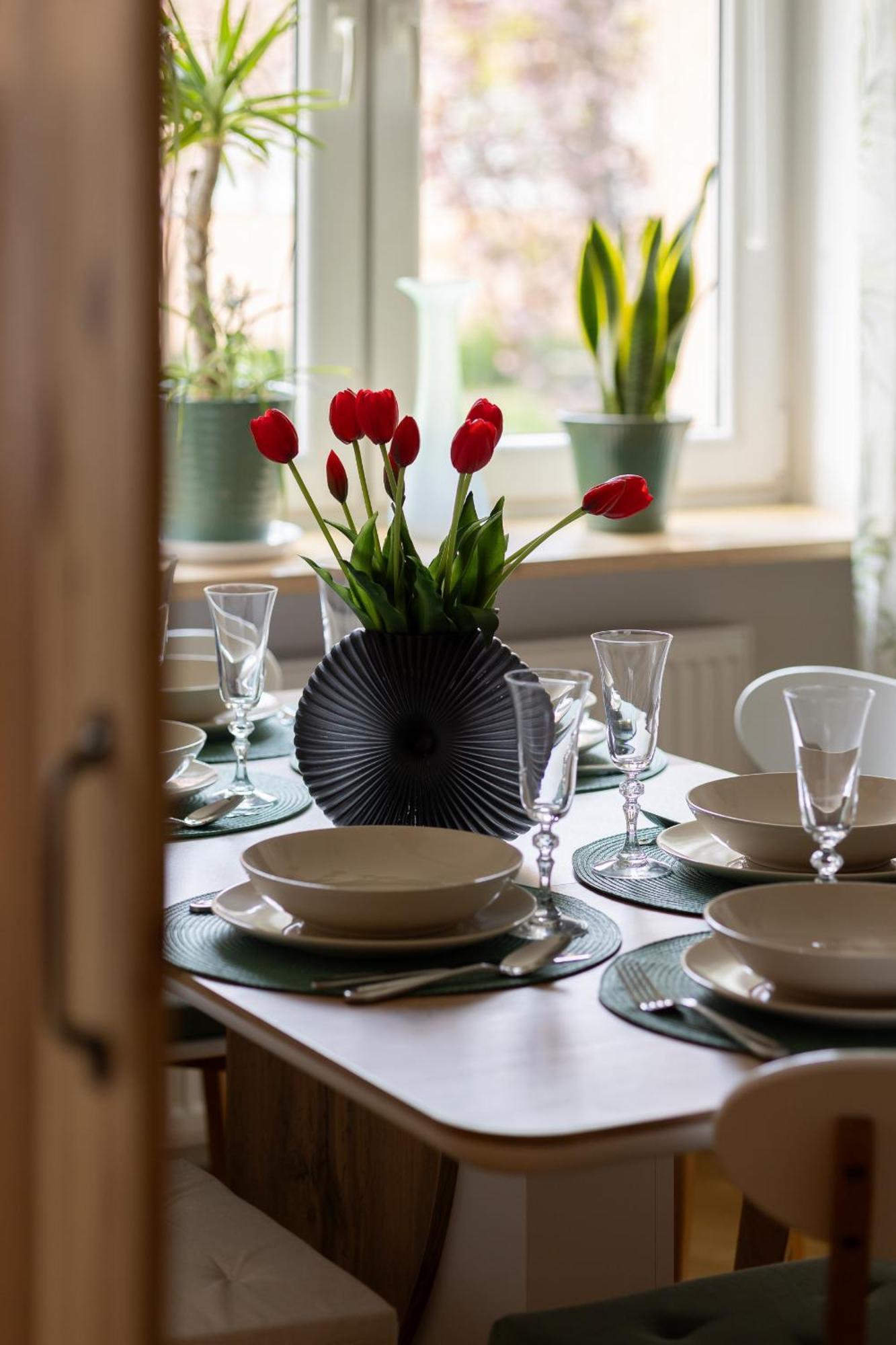 Spacious Apartment For 6 People Near The Old Town By Noclegi Renters Varsó Kültér fotó