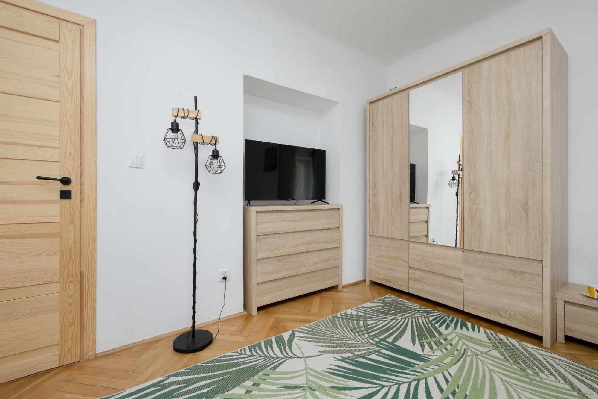 Spacious Apartment For 6 People Near The Old Town By Noclegi Renters Varsó Kültér fotó